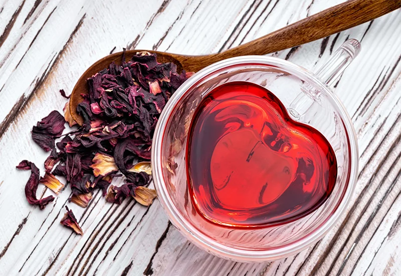 bienfaits hibiscus infusion dans une tasse coeur