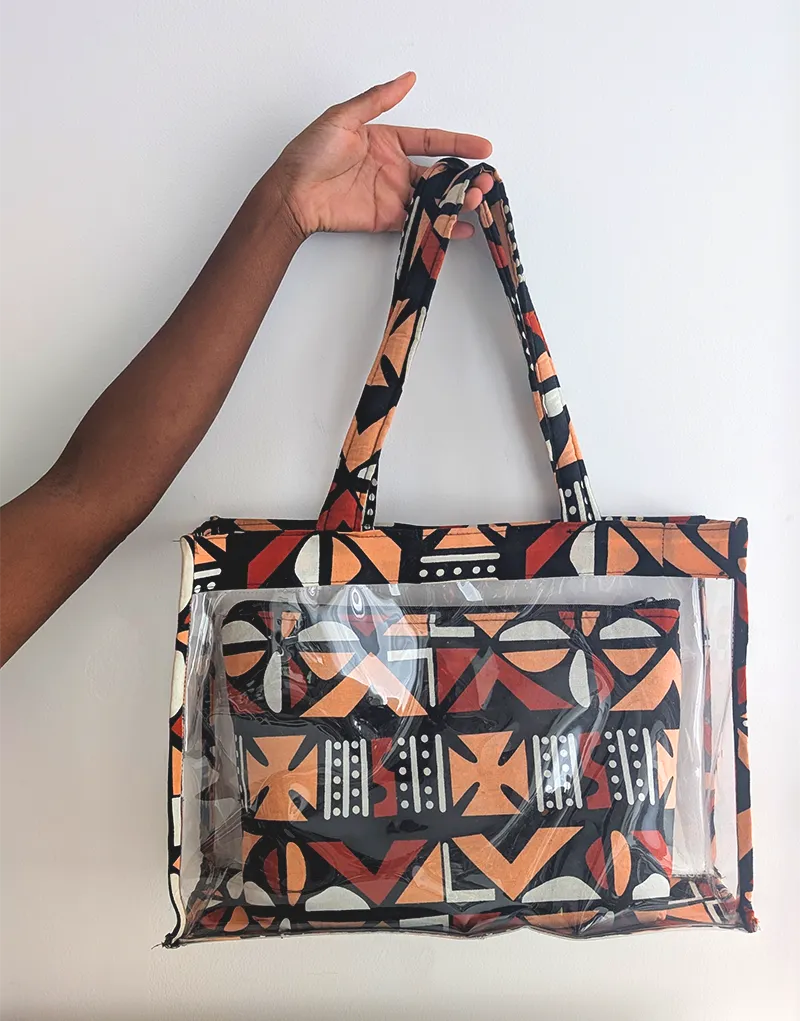 main tenant un sac en wax rose et pvc