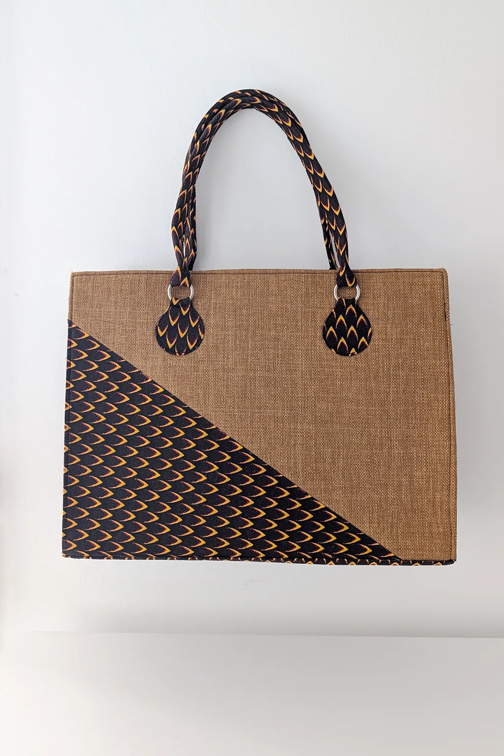 sac à main en wax beige dessins marron et jaunes